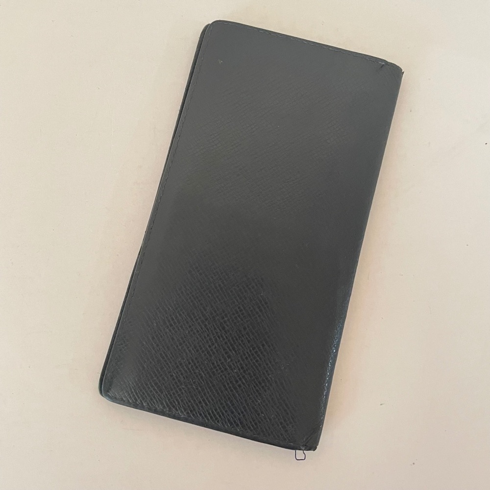 Louis Vuitton Taiga Leather Bifold Wallet/Passport Holder Unisex - Picture 3 of 15